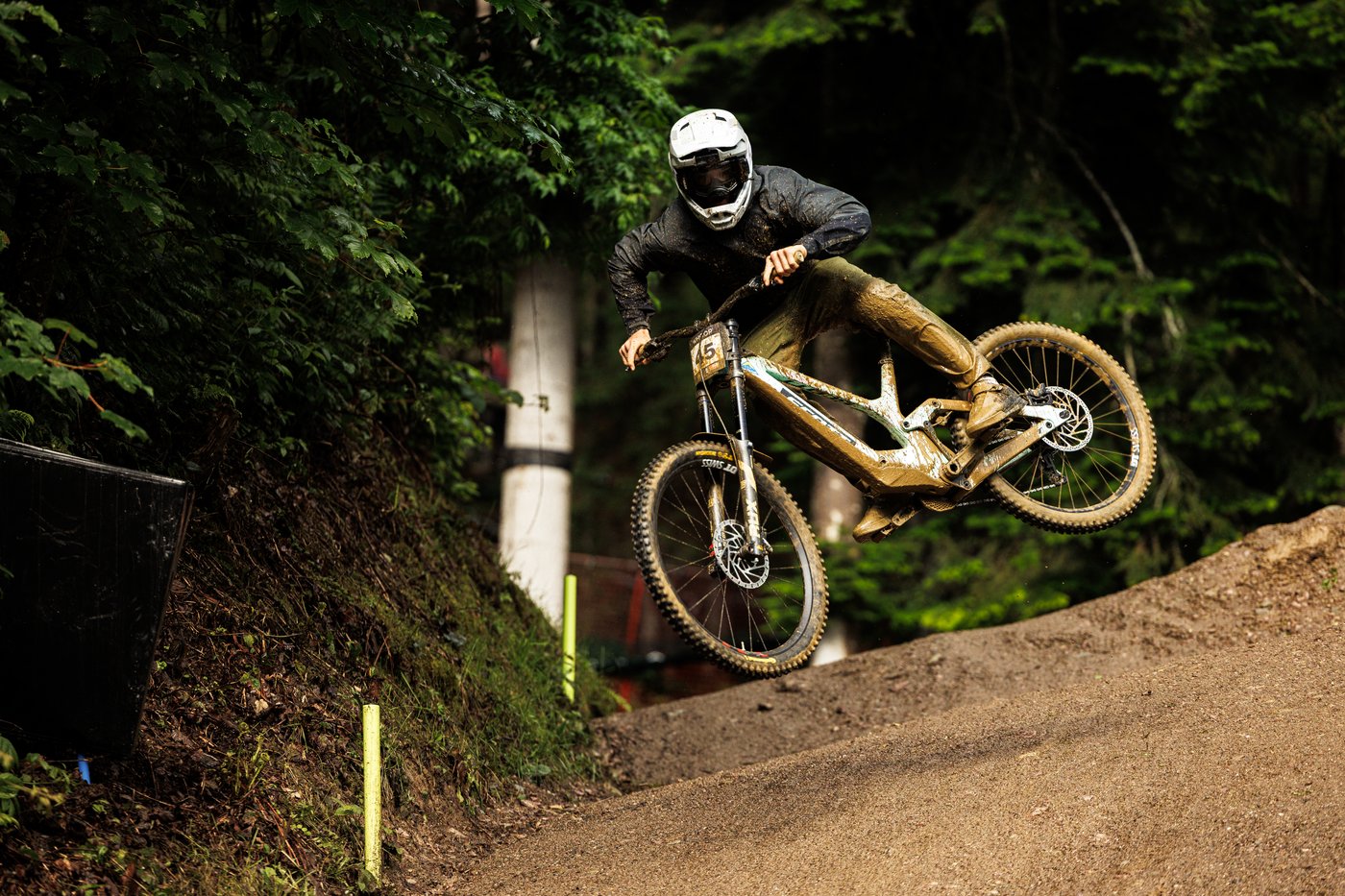 Sprung mit dem Mountainbike