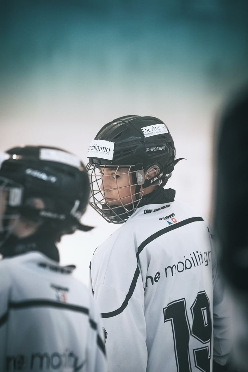 Eishockeyspieler an der Bande