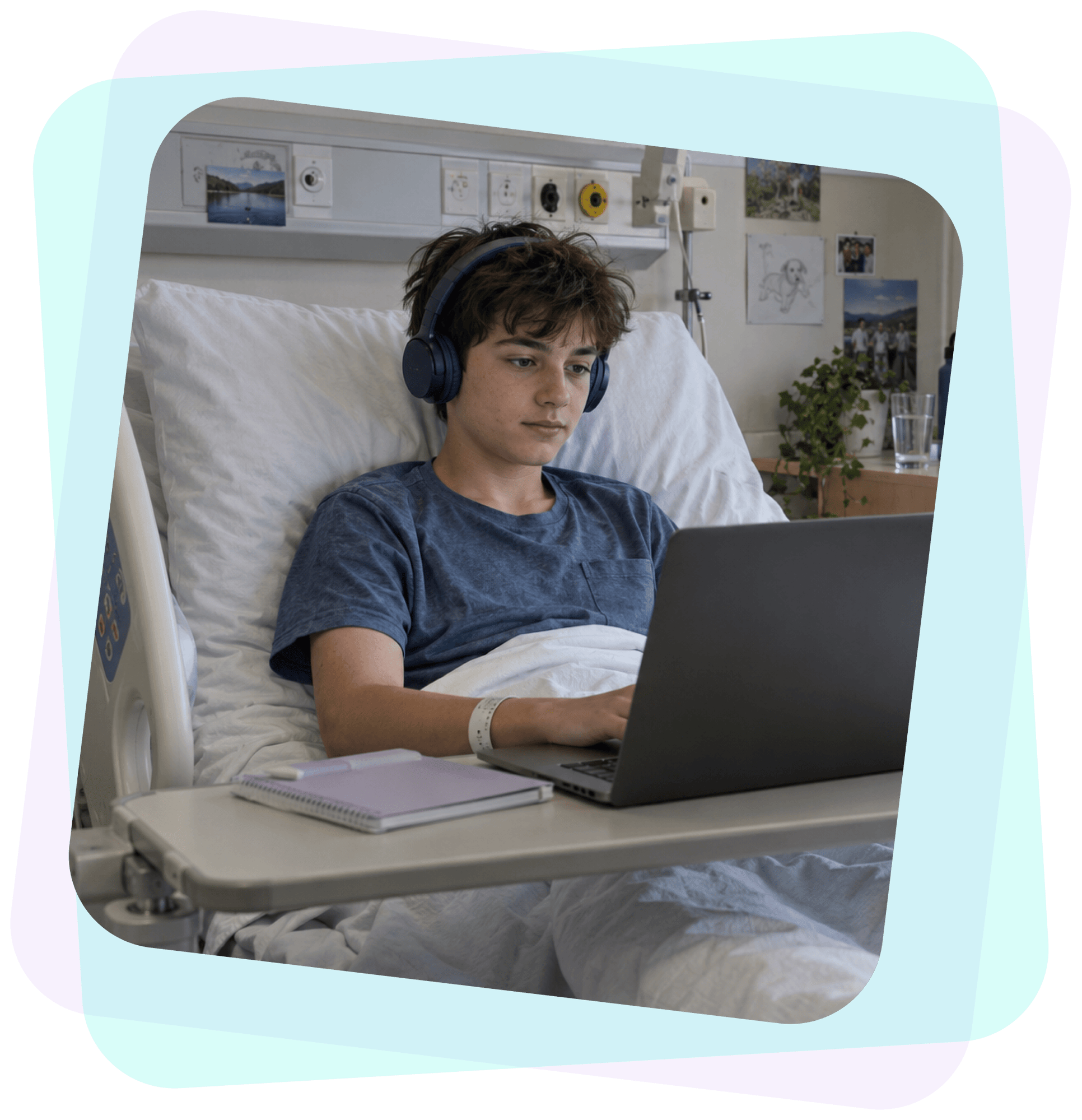 Junge liegt mit Kopfhörern im Krankenhausbett und nimmt am Laptop am Online-Unterricht teil Junge liegt mit Kopfhörern im Krankenhausbett und nimmt am Laptop am Online-Unterricht teil