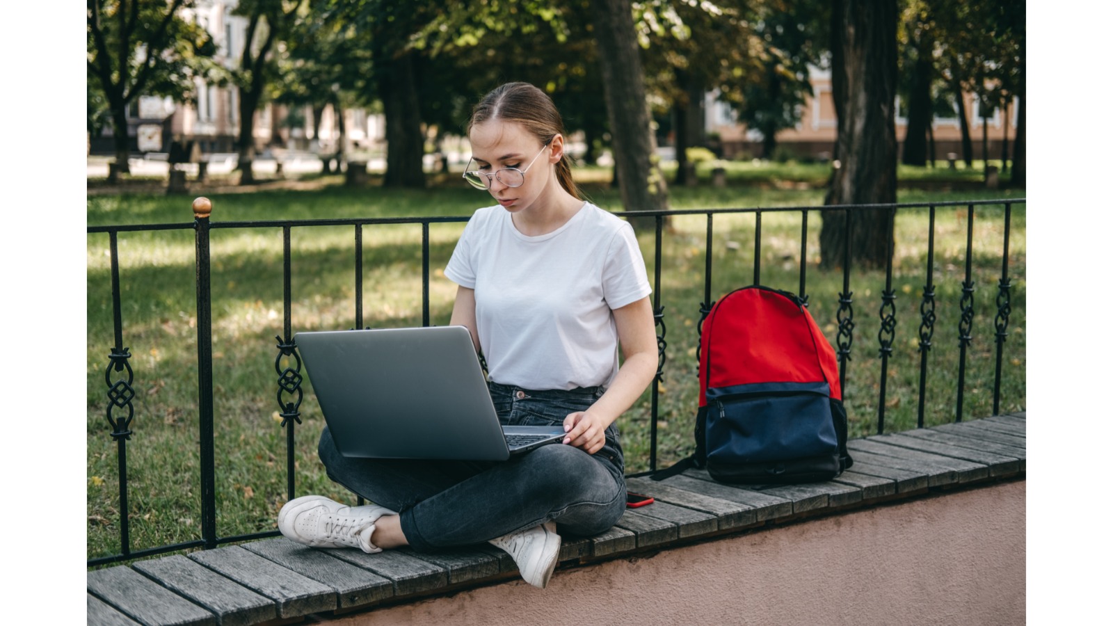 Schülerin lernt mobil für die Mittlere Reife – Edu.Nova Online-Schule