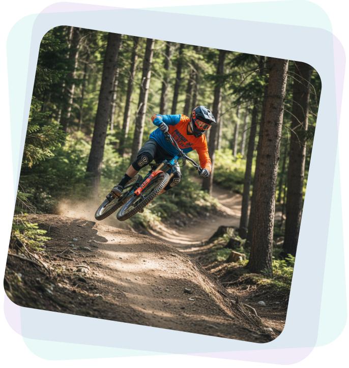 Mountainbiker in oranger und blauer Ausrüstung fährt bergab auf einem Waldweg Mountainbiker in oranger und blauer Ausrüstung fährt bergab auf einem Waldweg