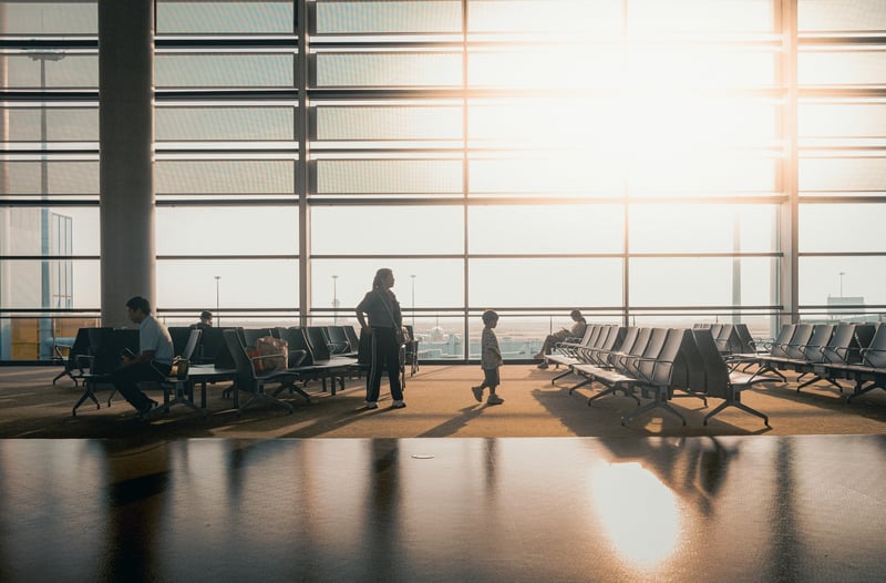 Familie mit Kindern am Flughafen vor einer internationalen Auslandsversetzung